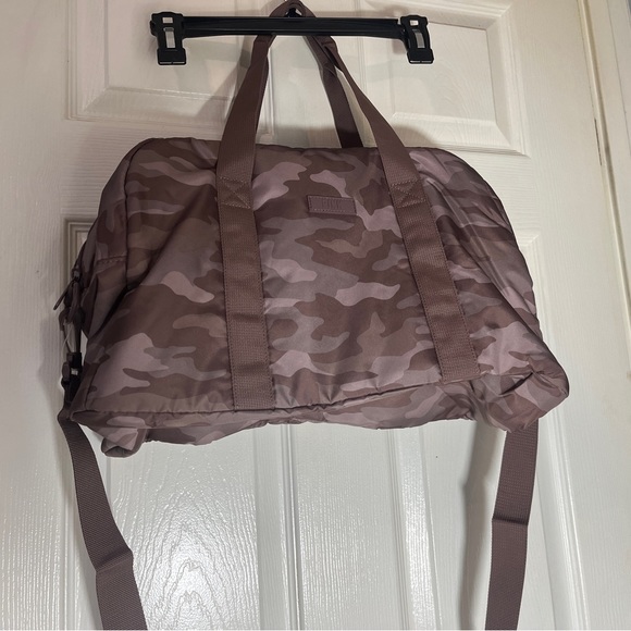 NEW! VICTORIA’S SECRET PINK CAMO duffel bag carryon trendy country cute - Picture 7 of 7